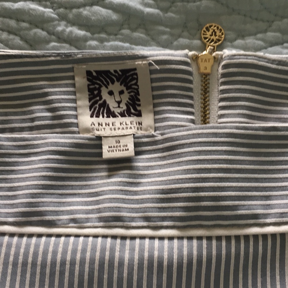 Anne Klein pencil skirt gray/white stripe size 10